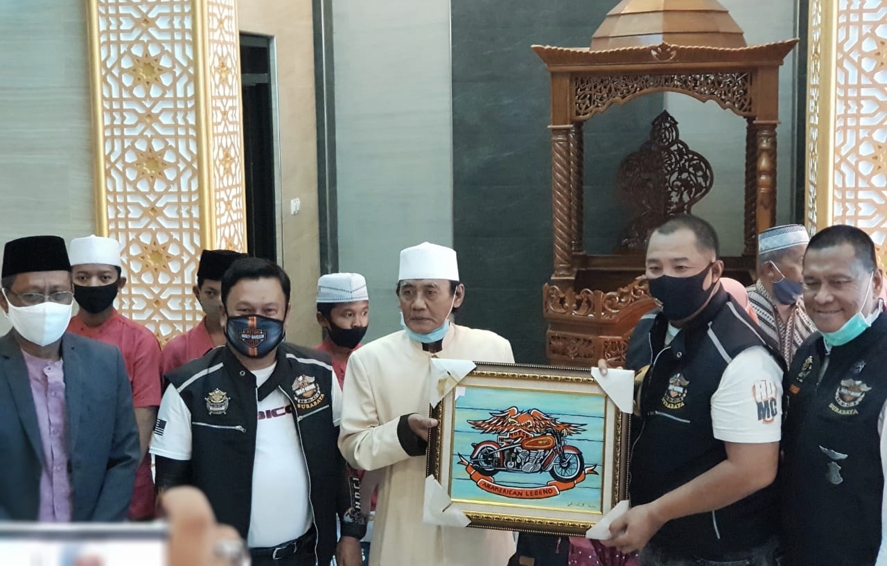 Ketua HDCI Surabaya Toni Wahyudi (kanan) menyerahkan bantuan ke Pengurus Musholla At-Taqwa Rusunawa Sumur Welut Surabaya.