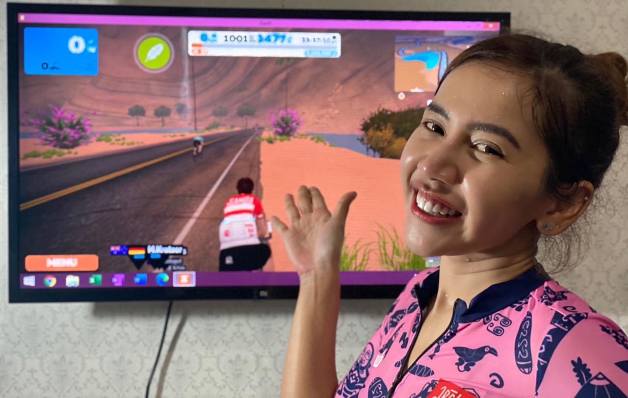 Andhina Ayuningtyas bangga menunjukkan angka 1001 km di layar smart TV-nya. (Foto: Istimewa)