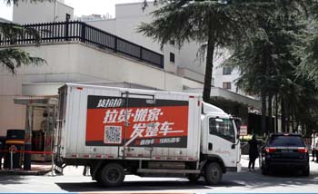 Salah satu truk mengangkuti barang-barang dari gedung Konsulat AS di Chengdu, hari Minggu. (Foto:TRT/Reuters)