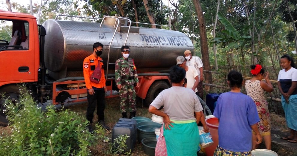 BPBD Kabupaten Probolinggo mendistribusikan air bersih di Desa Jurangjero, Kecamatan Gading. (Foto: Ikhsan Mahmudi/ngopibareng.id)