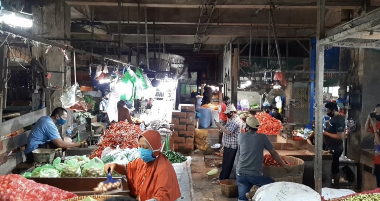 Para pedagang Pasar Keputran Utara bersiap berjualan lagi (Dik. Humas Pemkot Surabaya)