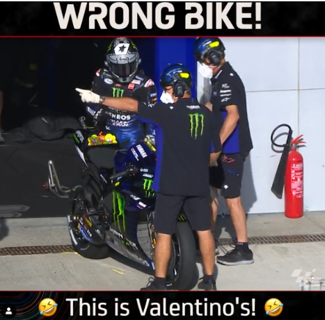 Maverick Vinales salah motor di garasi Monster Energy Yamaha. (Foto: Instagram @motoGP)