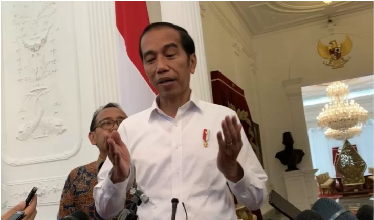 Foto dokumentasi Presiden Joko Widodo memberikan pengarahan saat penyerahan bantuan modal kerja di Istana Bogor, Jawa Barat, Rabu 15 Juli 2020. (Foto: Antara/Sigid Kurniawan)