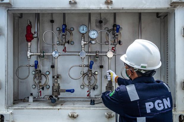 Petugas PGN menyalurkan gas bumi dalam bentuk "Compressed Natural Gas". PGN memutuskan membagi seluruh laba bersih 2019 sebesar US$ 67,58 juta dalam bentuk dividen tunai rupiah sebesar Rp 1 triliun. (Foto: Antara/Aji Styawan) 