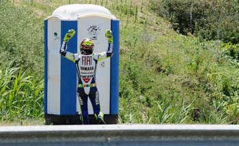 Valentino Rossi melakukan selebrasi di depan toilet, usai mencapai garis finish urutan ketiga di Grand Prix Andalusia, Sirkuit Jerez, Spanyol, Minggu kemarin. (Foto:FoxSports)