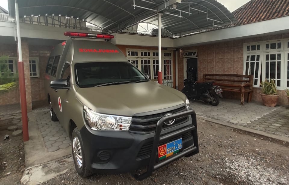 Mobil ambulans milik PLP Korps Marinir 5 Baluran stand by di rumah Vence Kandou (foto:Istimewa)