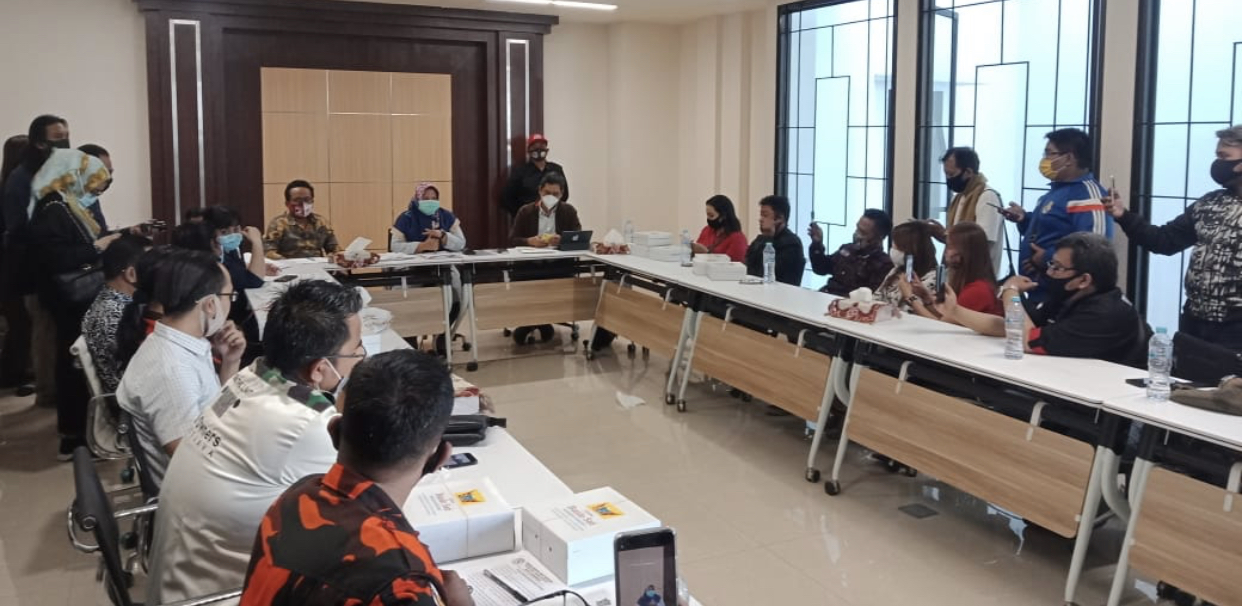 Saat para pekerja tempat hiburan malam dan pekerja seni, melakukan pertemuan dengan Komisi D DPRD Surabaya (Andik/Ngopibareng.id)