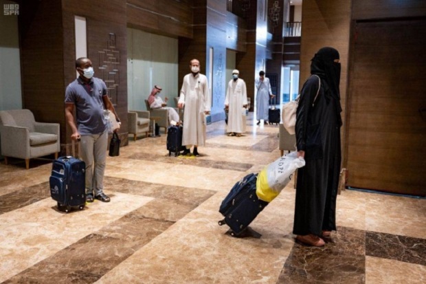 Jamaah haji yang datang masuk hotel. (Foto: jazeera)