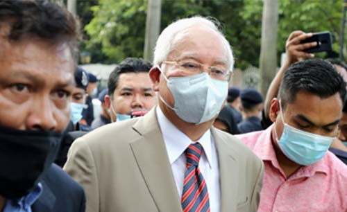 Mantan PM Malaysia Najib Razak (tengah) tiba di gedung Mahkamah Kuala Lumpur untuk menjalani sidang di Kuala Lumpur, Malaysia, Selasa pagi. (Foto:Reuters)