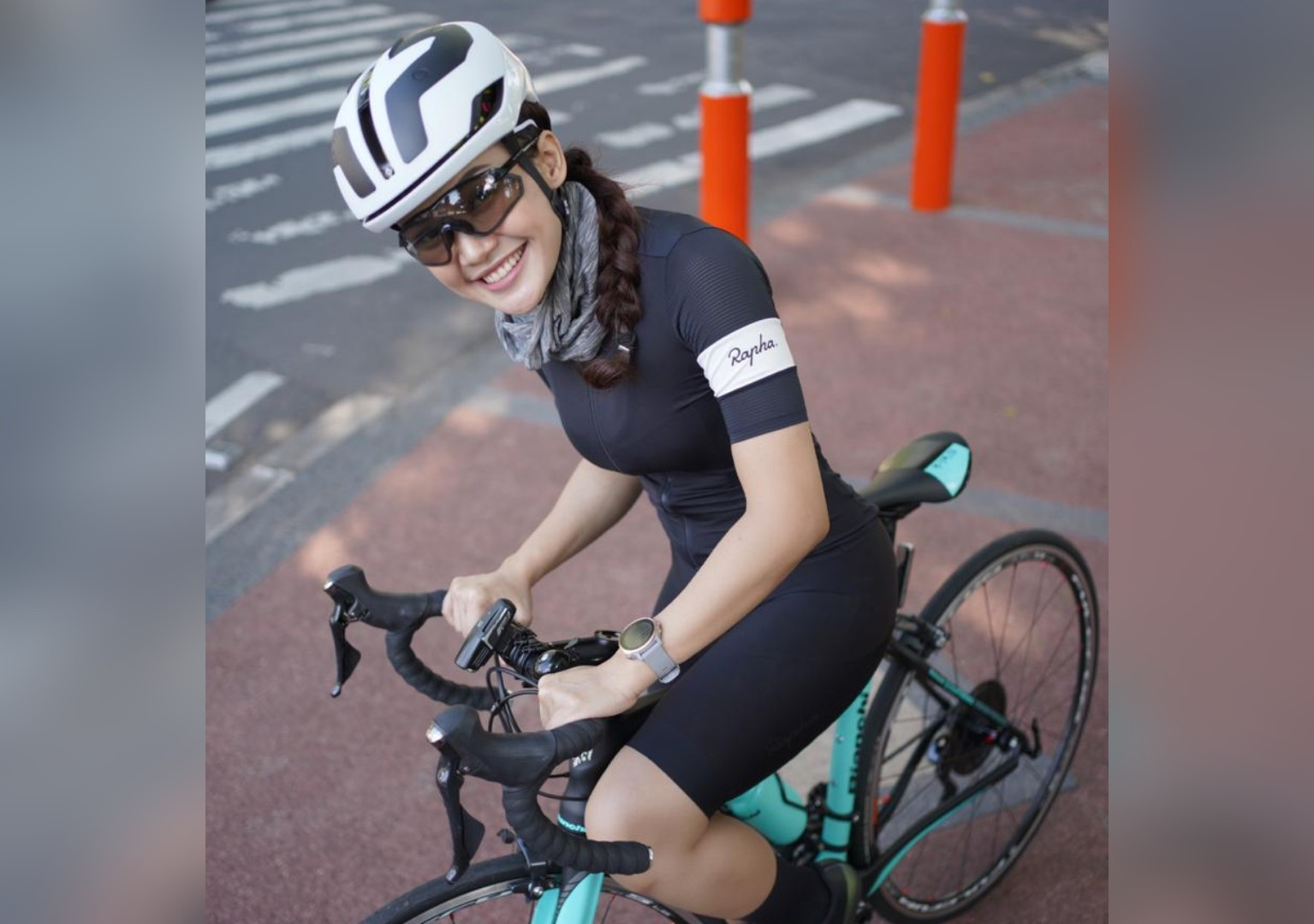 Dokter Marina Rimadhani, SpKK di sela-sela gowes. Dokter yang juga aktif bersepeda menyarankan untuk melakukan perawatan kulit sebelum dan sesudah bersepeda. (Foto: Istimewa)
