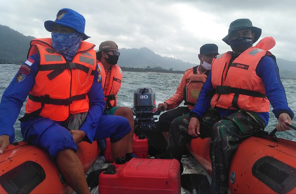 Tim SAR Gabungan melakukan pencarian pemancing asal Surabaya di perairan Pancer (Foto: istimewa)