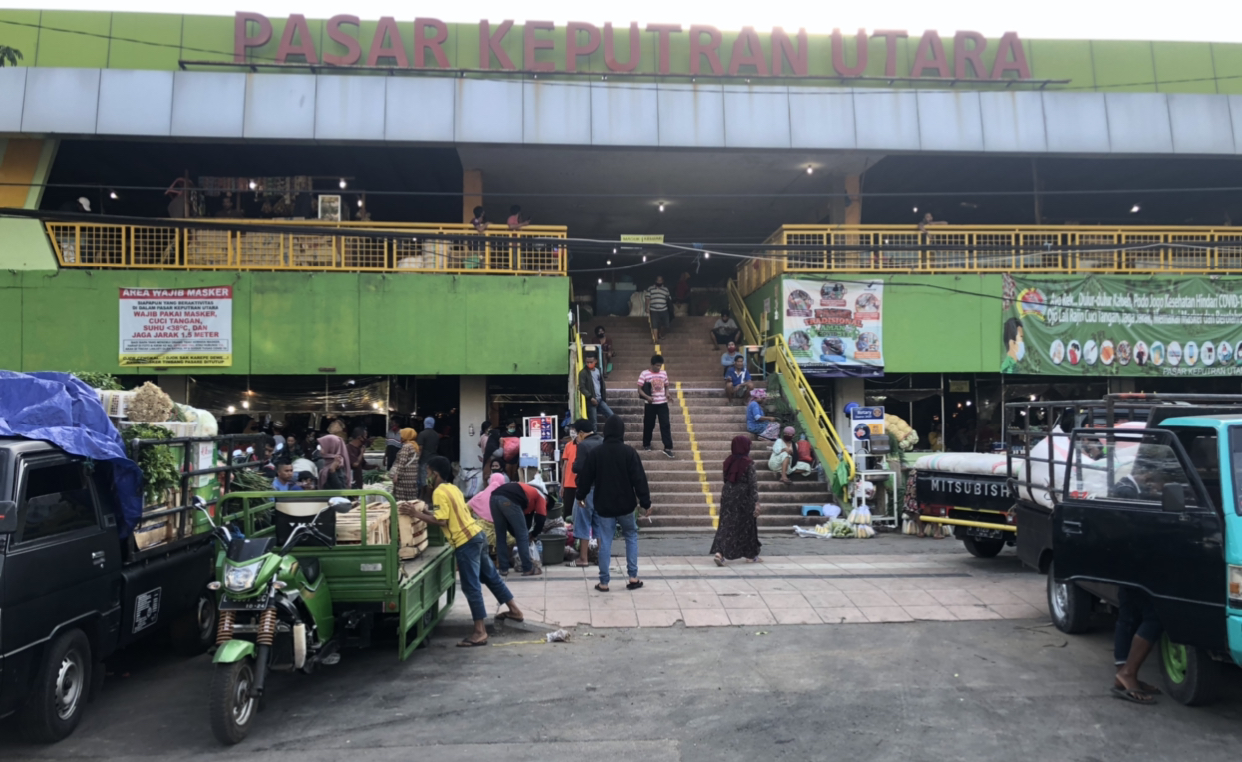 Pedagang Pasar Keputran Surabaya sudah kembali berjualan meski pembelinya belum ramai. (Foto: Andhi Dwi/Ngopibareng.id)
