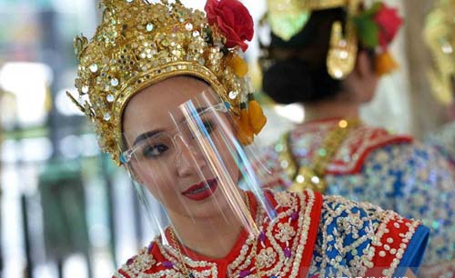 Ilustrasi penari Bali memakai face shield, sebagai langkah mencegah penyebaran covid. (Foto:Antara)