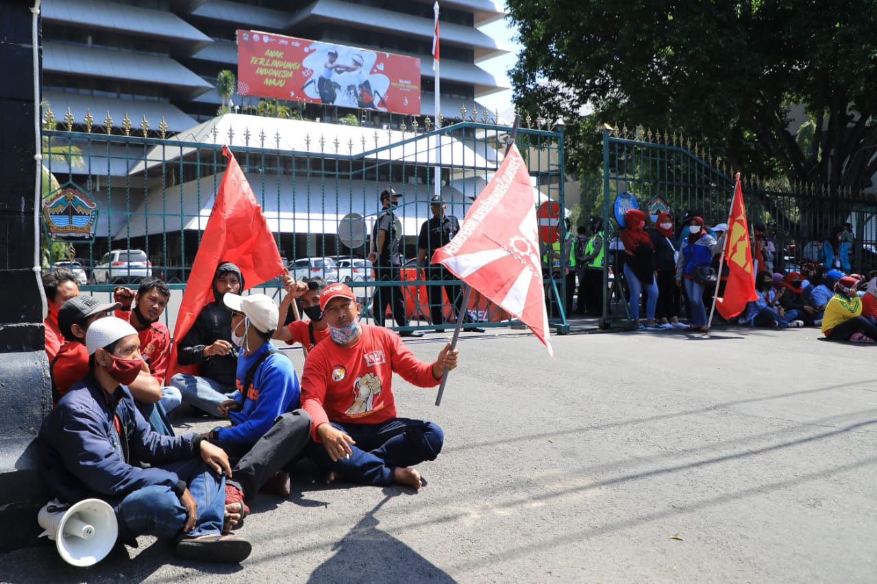 Unjuk rasa buruh di depan kantor gubernur Jawa Tengah di Semarang. (Foto: Ist/Ngopibareng.id)