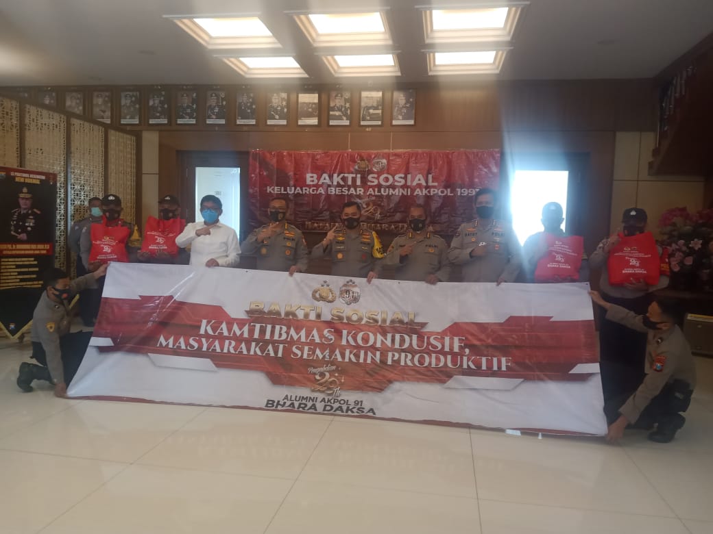 Kapolda Jatim, Irjen Pol Mohammad Fadil Imran saat menyerahkan hadiah pada anggota Bhabinkamtibmas di Mapolda Jatim, Surabaya, Selasa 28 Juli 2020.