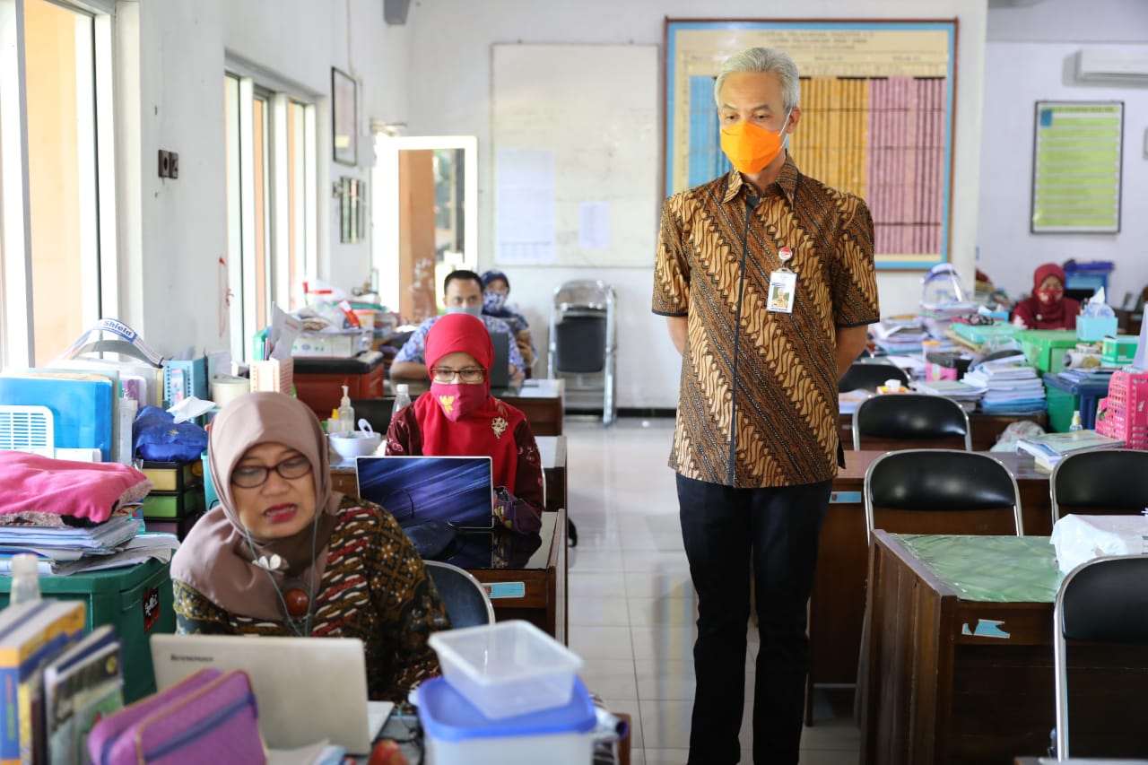Gubernur Ganjar Pranowo memonitor proses kegiatan belajar mengajar yang dilakukan secara daring di SMA N 11 Semarang, Rabu, 29 Juli 2020. (Foto: Ist/Ngopibareng.id)