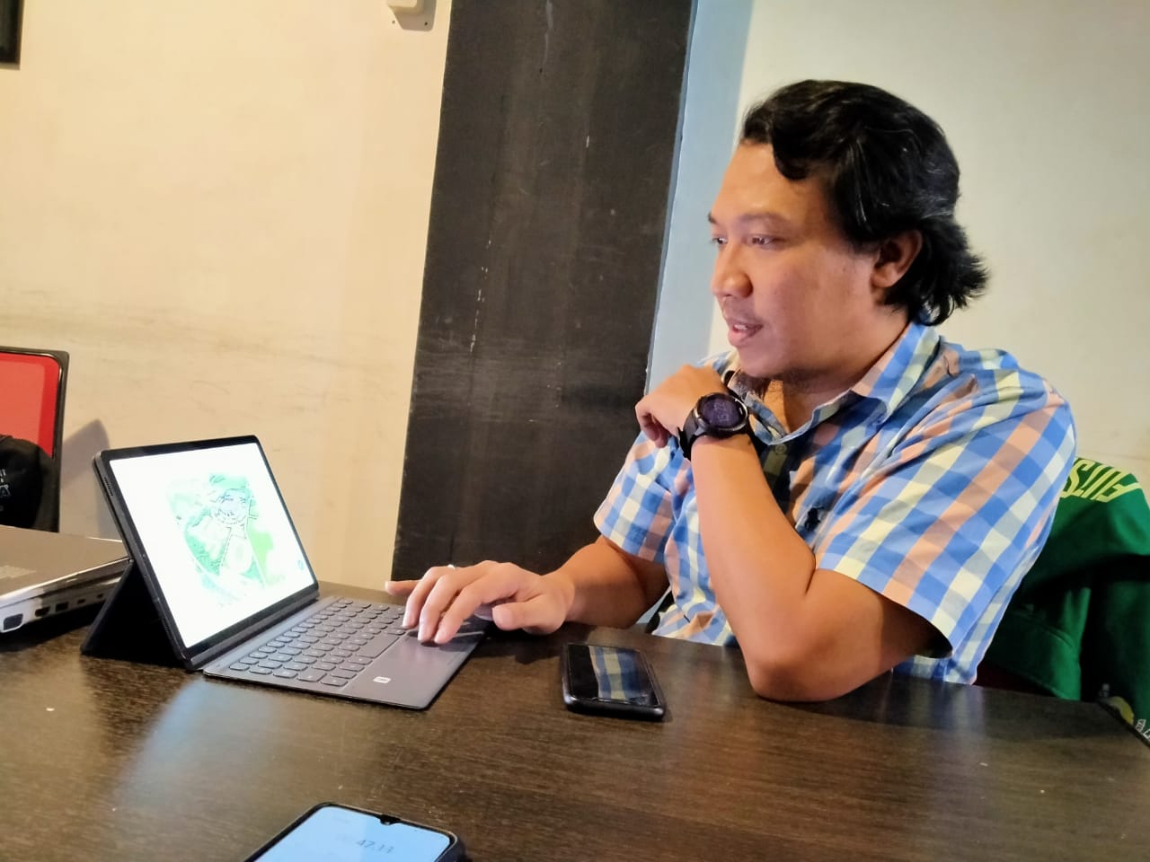 Sekretaris Asprov PSSI Jatim, Amir Burhanuddin menunjukkan progress yang telah dilakukan Kota Surabaya dalam menyiapkan kebutuhan Piala Dunia U-20 2021. (Foto: Fariz Yarbo/Ngopibareng.id)