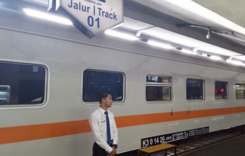 Empat kereta api jarak menang dan jauh berikan diskon Idul Adha sebesar 25 persen. (Foto: Lalu Theo/Ngopibareng.id)