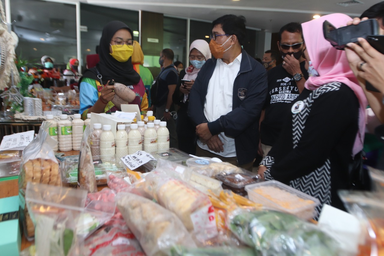 Bacalon Walikota Surabaya, Machfud Arifin ketika melihat salah satu stand UMKM di Hotel Mercure, Surabaya, Rabu 29 Juli 2020. (Fariz Yarbo/Ngopibareng.id)