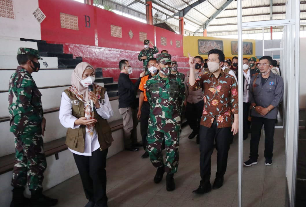 Wagub Jatim, Emil Dardak melihat kondisi Posgagah yang dibangun BNPB di GOR Hayam Wuruk Makodam V Brawijaya, Surabaya, Rabu 29 Juli 2020.