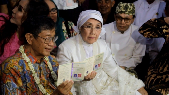 Pasangan Ajip Rosidi dan Nani Wijaya akad nikah di Masjid Agung Sang Ciptarasa, Cirebon, Jawa Barat, 16 April 2017. (Foto: Istimewa)