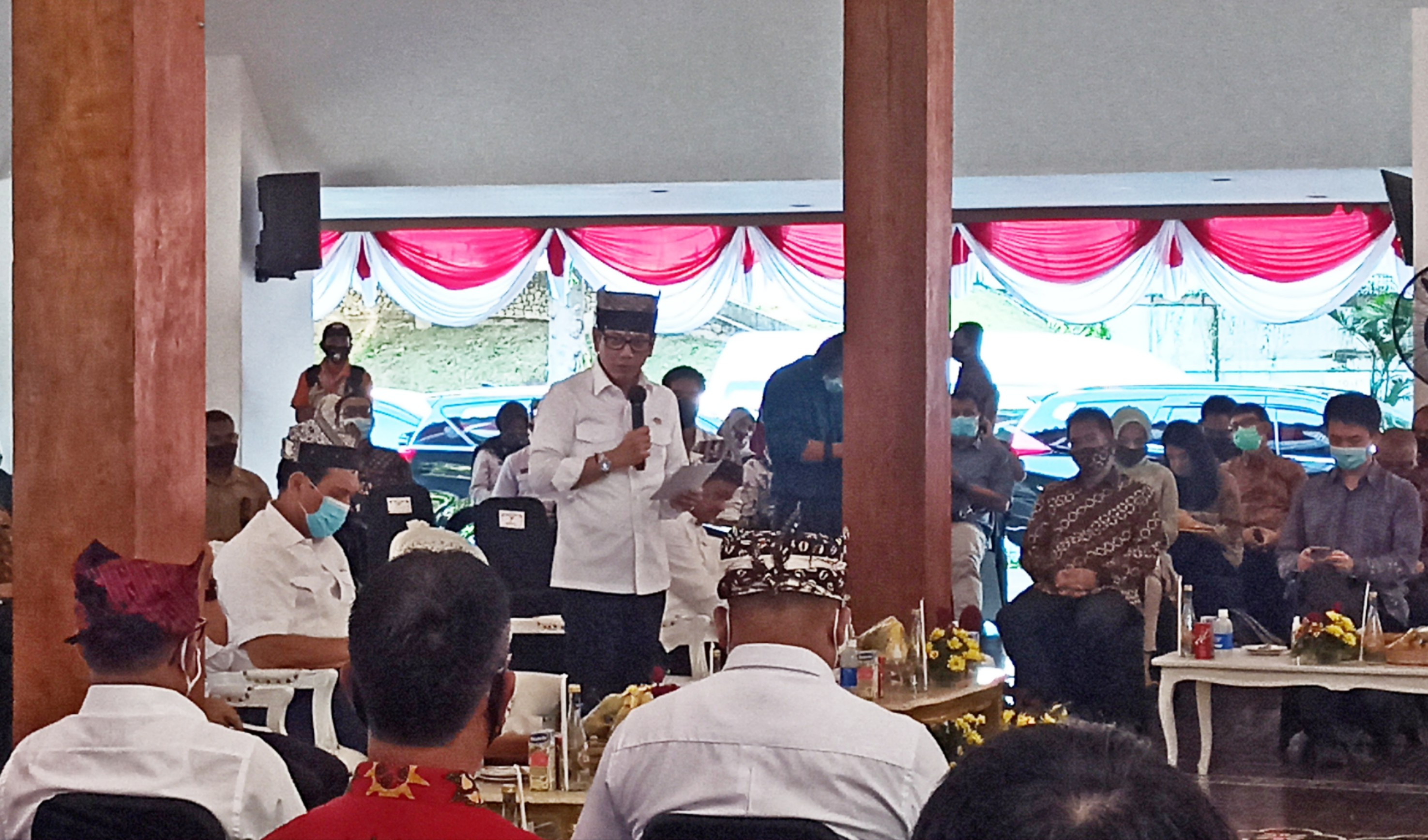 Menteri Pariwisata dan Ekonomi Kreatif Wishnutama Kusubandio  menyampaikan sambutan  saat berkunjung di Pendopo Sabha Swagatha Blambangan, Banyuwangi, Jawa Timur. (Foto: Muh Hujaini/Ngopibareng.id)