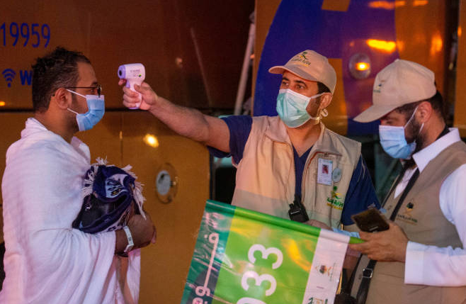 Petugas medis cek suhu salah satu jemaah haji. (Foto: Arabnews)