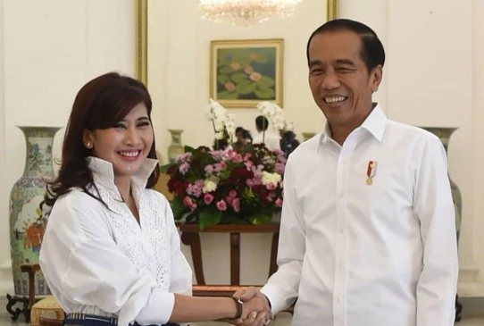Artis Indah Kartika Mutiarawati atau Ike Muti pose bersama Presiden Joko Widodo (Jokowi). (Foto: Instagram @ikemuti16)