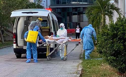 Jenazah korban pertama akibat covid di Kota Danang, Vietnam, dikeluarkan dari rumah sakit, kemarin. (Foto:Vietreader)