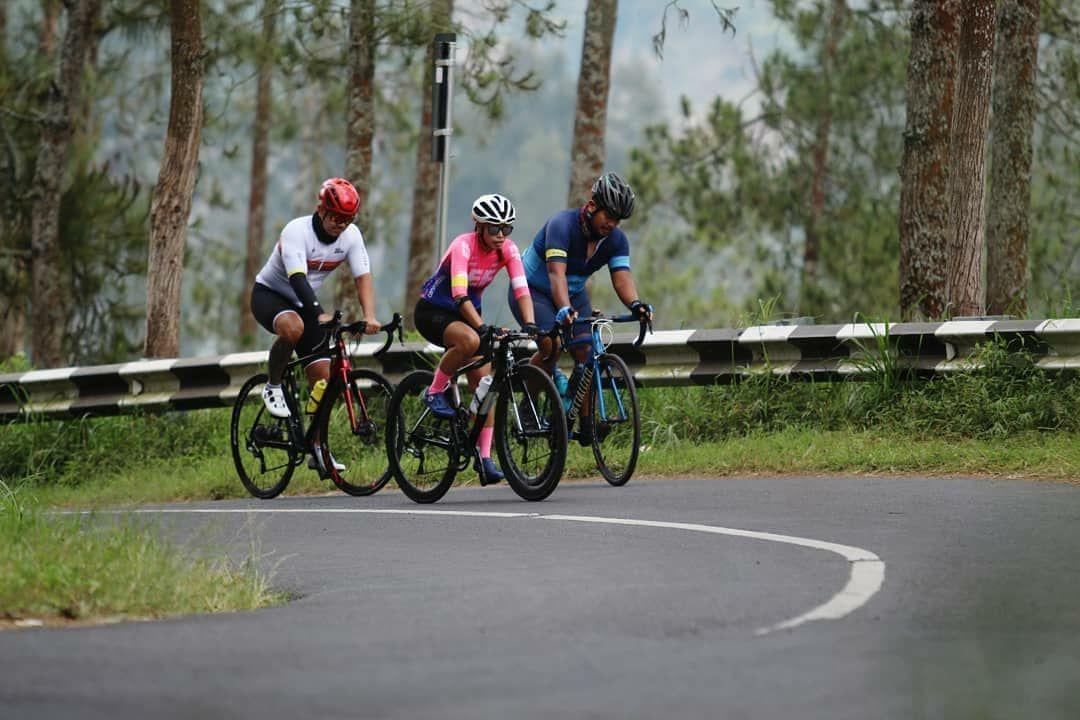 Sejumlah cyclist 'virgin Bromo' berbagi resep rahasia berhasil menaklukkan tanjakan di Gunung Bromo. (Foto: Istimewa) 