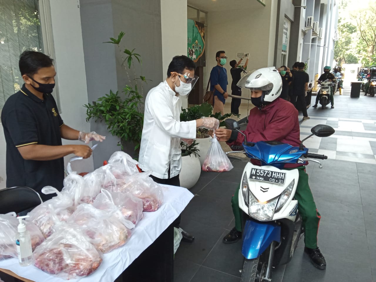 Proses pembagian daging kurban dengan konsep drive thru di Fakultas Kedokteran Universitas Brawijaya, Malang, Jawa Timur (Foto: Lalu Theo/ngopibareng.id)