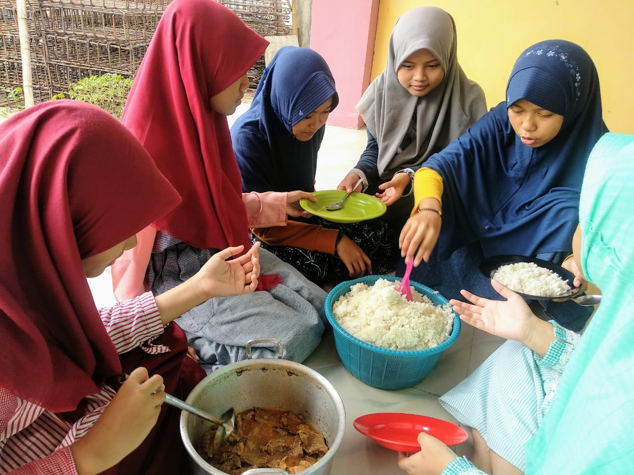 Para santriwati pondok pesantren Aqobah Jombang saat makan siang lauk Gulai (Foto: M.Rizqi/Ngopibareng.id)