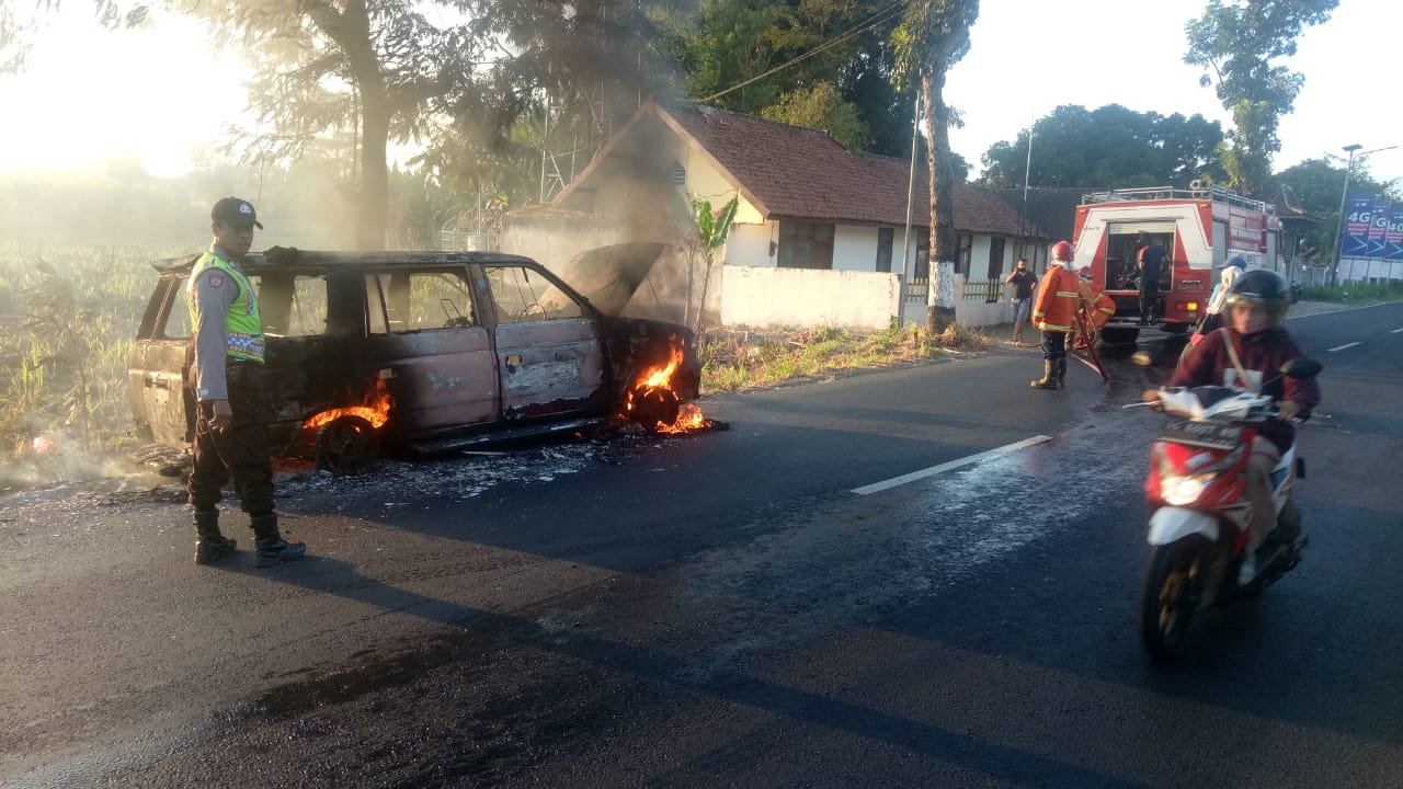 Mobil terbakar di jalur Kediri - Blitar. (Foto: Istimewa)