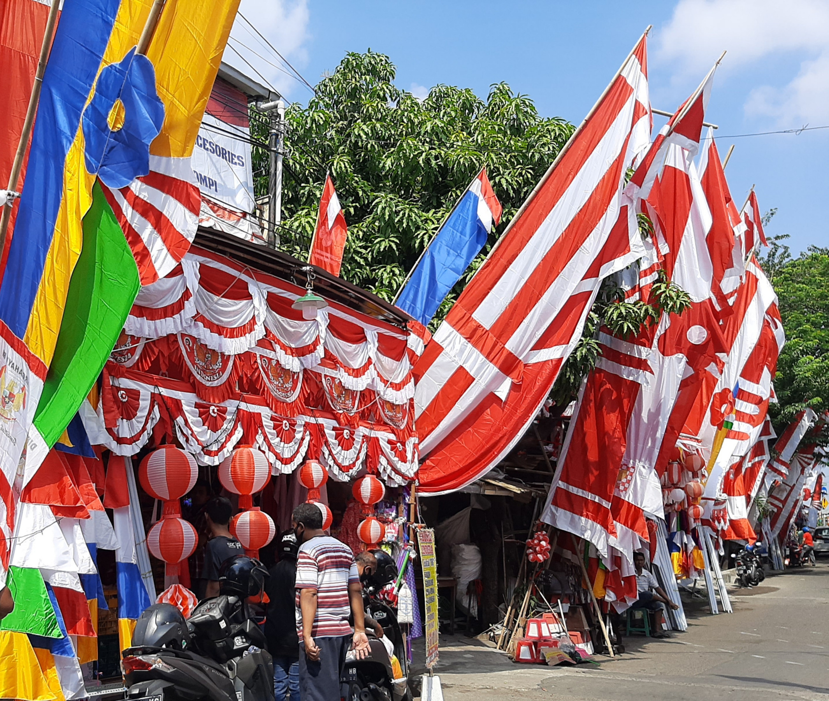 Ilustrasi penjual bendera di daerah Darmokali Surabaya. (Foto:Pita/Ngopibareng.id)