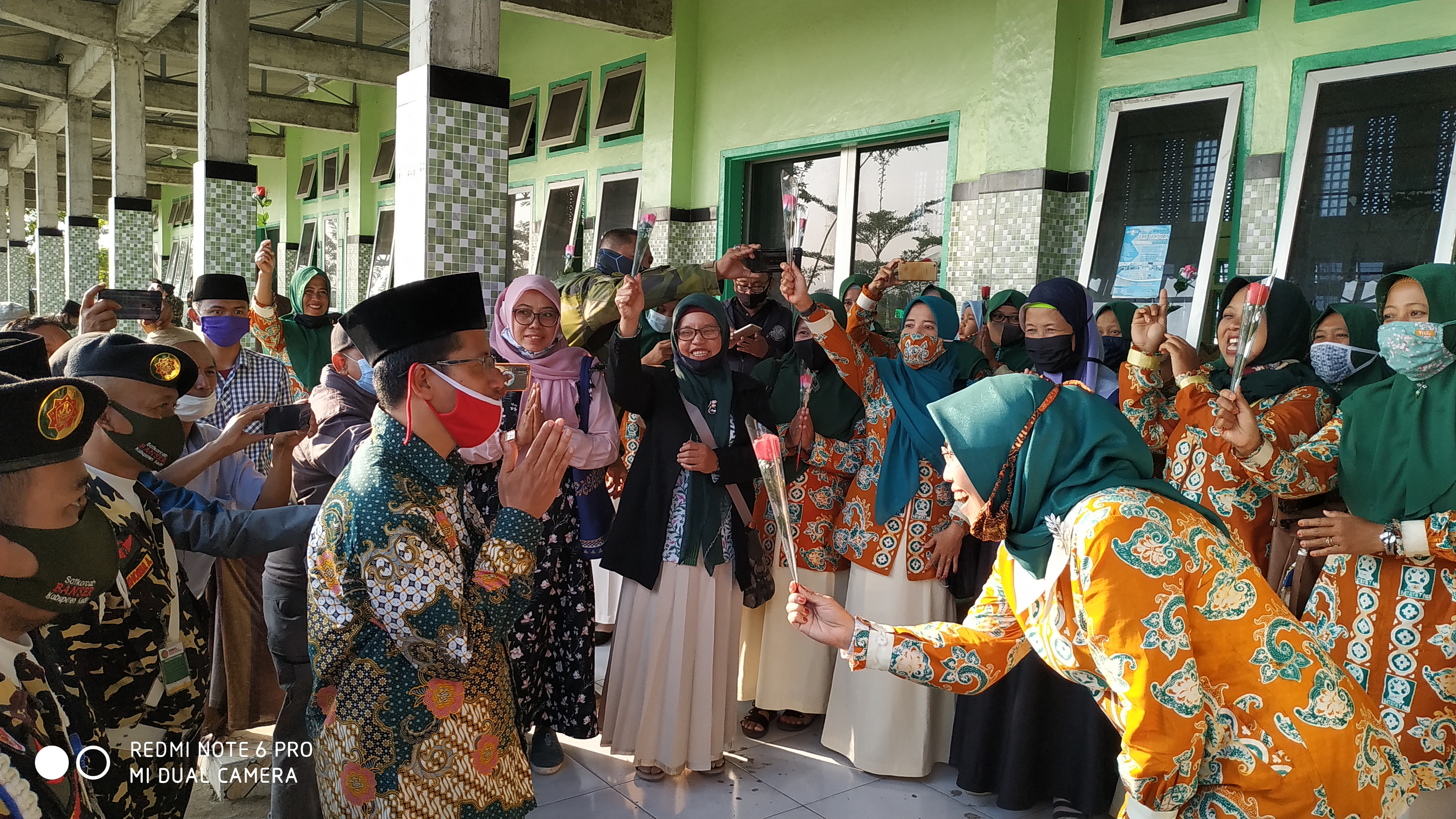 Ketua Tanfidziah PCNU Kabupaten Kediri, KH Muhammad Mamun Mahfud melakukan pengecekan gelar apel kesetiaan. (Foto: Fendhy Plesmana/Ngopibareng.id)