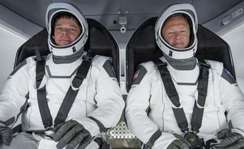 Astronot NASA Bob Behnken (kiri) dan Doug Hurley telah kembali dengan selamat ke Bumi, setelah kapsulnya mencebur di Laut Teluk Meksiko, Minggu kemarin. (Foto:Aljazeera/EPA)