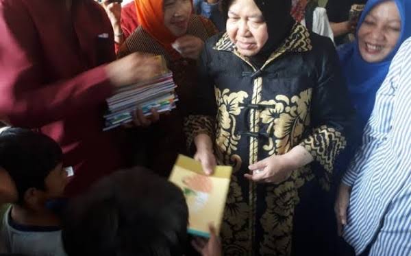 Walikota Surabaya Tri Rismaharini saat berbincang dengan awak media. (Foto: Alief/ngopibareng.id)
