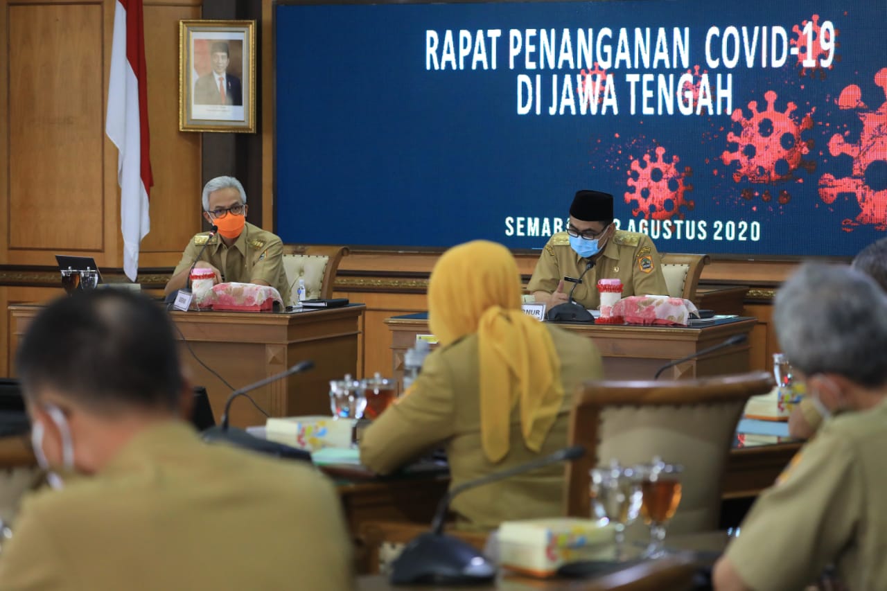 Gubernur Ganjar Pranowo memimpin rapat evaluasi penanganan Covid 19 di Jawa Tengah di Ruang Rapat Ged A Lt. 2. Senin, 3 Agustus 2020. (Foto: Ist/Ngopibareng.id)