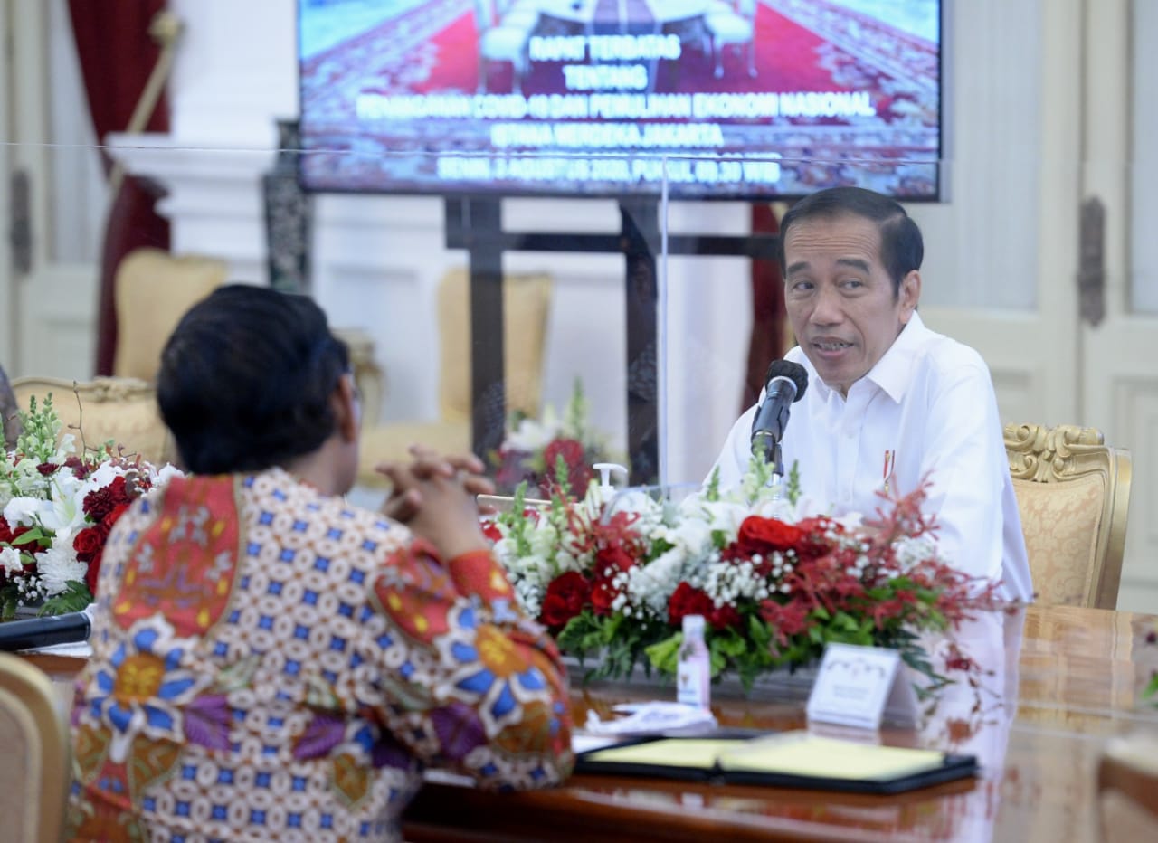 Presiden Jokowi saat mengikuti rapat dengan menteri kabinet di Istana Merdeka, Senin, 3 Agustus 2020. (Foto: Setpres)