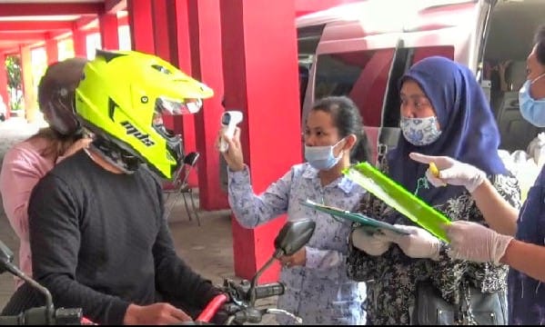 Proses rapid test drive thru bagi atlet dan pelatih di Jalan Tangkuban Perahu, Kota Malang, Jawa Timur. (Foto: Lalu Theo/Ngopibareng.id) 