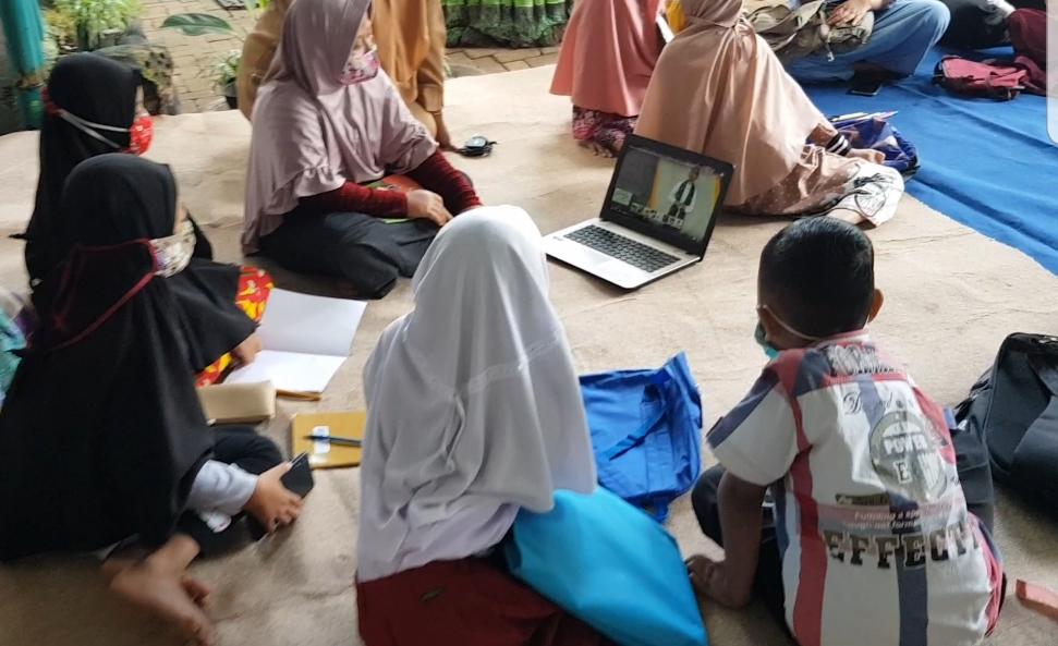 Puluhan siswa belajar secara daring dengan memanfaatkan wifi gratis di Kantor Kecamatan Wonoasih, Probolinggo, Jawa Timur. (Foto: Ikhsan Mahmudi/Ngopibareng.id)
