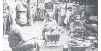 Penjual jamu keliling, yang beraktivitas di pusat-pusat perekonomian tradisional Jawa pada tahun 1920-an. (Foto: Buku “Yang Terlupakan Sejarah Pandemi Influenza 1918 di Hindia Belanda”)