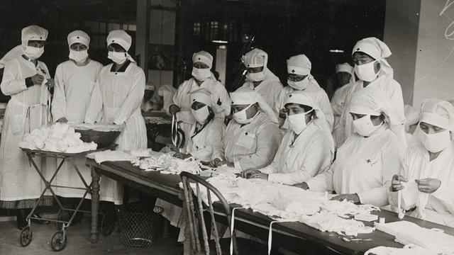Tim dokter menangani masalah wabah Flu Spanyol tahun 1918. (Foto: Sejarah Pandemi)