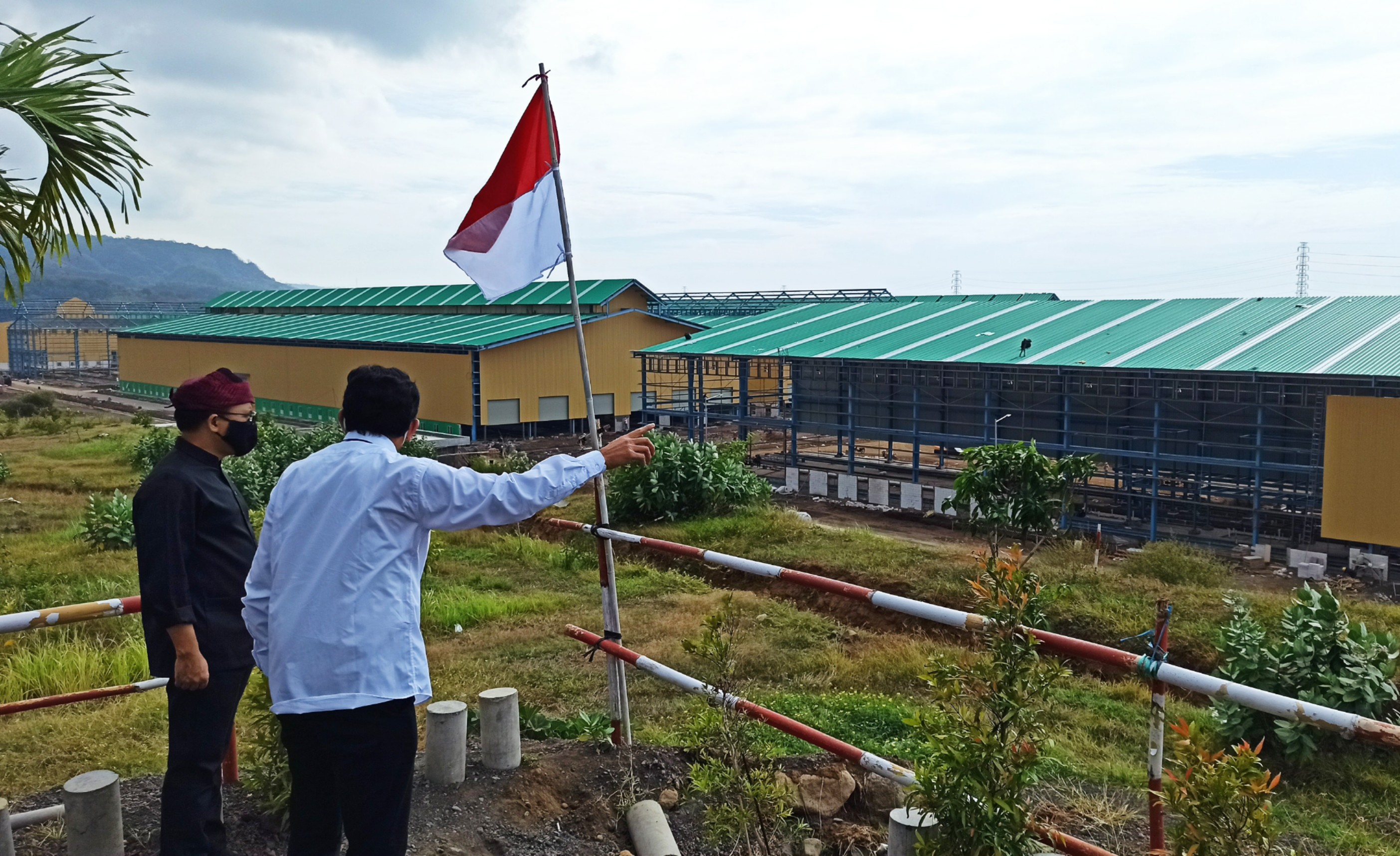 Bupati Banyuwangi Abdullah Azwar Anas meninjau progres pembangunan Workshop PT INKA di Banyuwangi (Foto: Muh Hujaini/Ngopibareng.id)