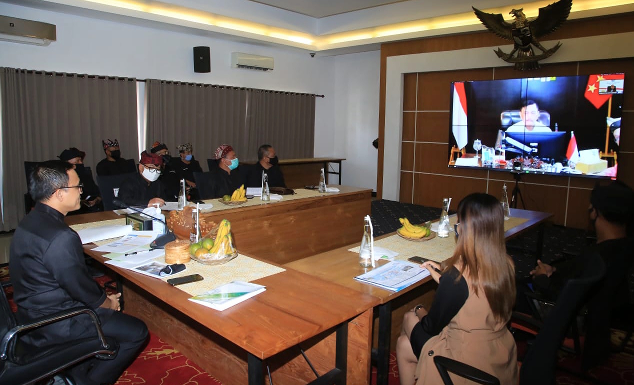 Bupati Banyuwangi Abdullah Azwar Anas melakukan rakor secara daring dengan sejumlah Kementerian. (Foto: Dok. Pemkab Banyuwangi)