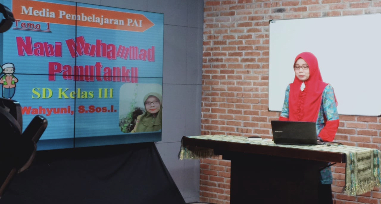 Proses syuting untuk mengajar siswa melalui TV (Foto: Dokumentasi Humas Pemkot Surabaya)