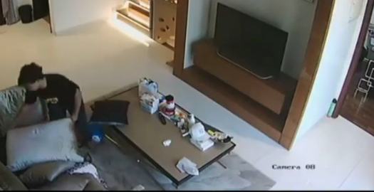Seorang asisten rumah tangga (ART) terekam CCTV tengah memasukkan masker ke celananya. (Foto: Instagram @makassar_iinfo)