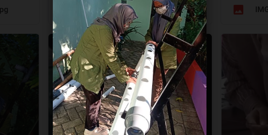 Mahasiswa UPN Veteran Jawa Timur saat memindahkan media Rock Wool ke pipa PVC untuk tanaman hidroponik. (Foto: Dok. Nova Anggilia)