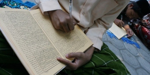 Para santri sedang memelajari kitab. (Foto: Istimewa)