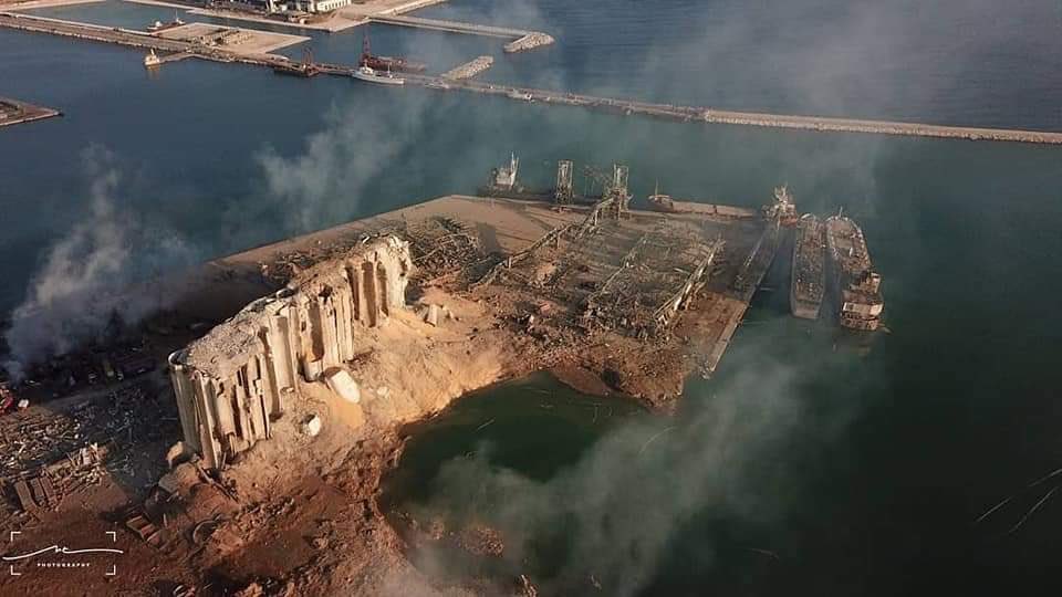 Ledakan di Pelabuhan Beirut, Lebanon menyisakan cekungan yang cukup luas. (Foto: AP)